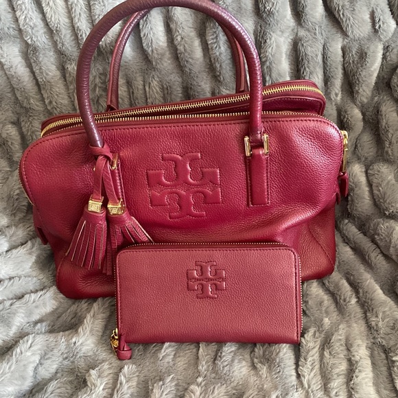 Authentic Tory Burch Handbag w the matching wallet and dust...